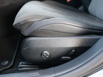 MERCEDES-BENZ E 220 d Avantgarde AHK LED Navi Kamera…