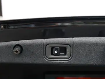 MERCEDES-BENZ E 220 d Avantgarde AHK LED Navi Kamera…