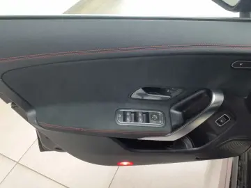 MERCEDES-BENZ CLA 180 d 8G-DCT AMG Line NAVI LED PDC