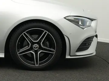 MERCEDES-BENZ CLA 180 AMG-Line Cpe LED Pano Night MBUX