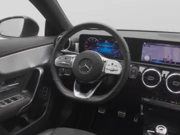 MERCEDES-BENZ CLA 180 AMG-Line Cpe LED Pano Night MBUX