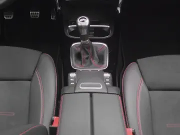 MERCEDES-BENZ CLA 180 AMG-Line Cpe LED Pano Night MBUX