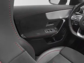 MERCEDES-BENZ CLA 180 AMG-Line Cpe LED Pano Night MBUX