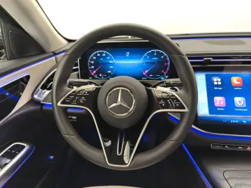 MERCEDES-BENZ E 220 d AVANTGARDE Advanced Distro 360…