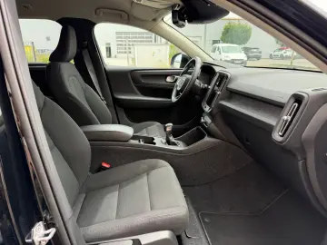 VOLVO XC40 Momentum Core 2WD - LED   SHZ   CAM