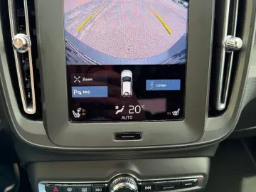 VOLVO XC40 Momentum Core 2WD - LED   SHZ   CAM