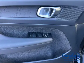 VOLVO XC40 Momentum Core 2WD Navi Digitales Cockpit So