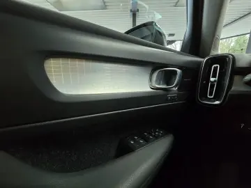 VOLVO XC40 R-Design Expression Recharge Plug-In Hybrid