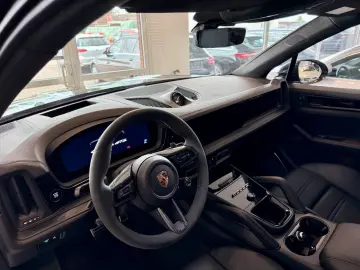PORSCHE Cayenne GTS PTS-Farbe CarbonDesign HUD Burmester