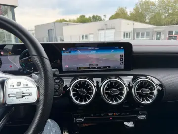 MERCEDES-BENZ CLA 200 AMG Line NAVI SHZ TEMPOMAT