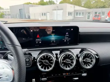 MERCEDES-BENZ CLA 200 AMG Line NAVI SHZ TEMPOMAT