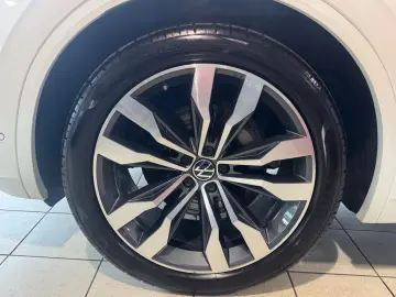 VW Touareg R-Line Pano IQ LIGHT Exterieur Black Sty