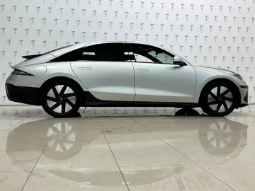 HYUNDAI IONIQ 6 77 4kWh 325ps 4WD Uniq 360 K BOSE Leder