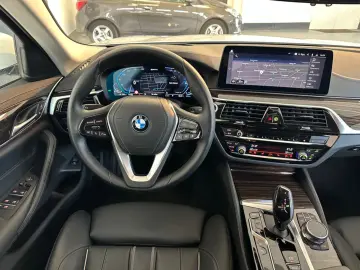 BMW 530 E LUXURY LINE LEDER NAVI HEAD UP BT MFL LED