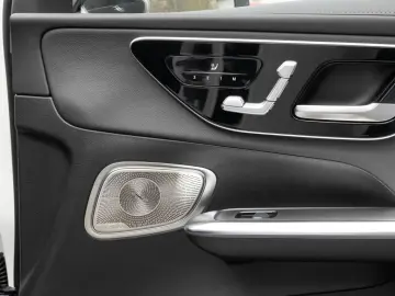 MERCEDES-BENZ GLC 300 e 4M AMG LED Pano AHK Burm3D 360 Night