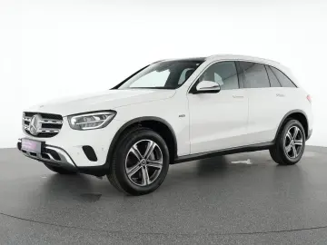 MERCEDES-BENZ GLC 300 e AMG Line Park AHK Tempo Navi Pan