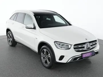 MERCEDES-BENZ GLC 300 e AMG Line Park AHK Tempo Navi Pan