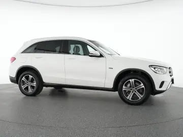 MERCEDES-BENZ GLC 300 e AMG Line Park AHK Tempo Navi Pan