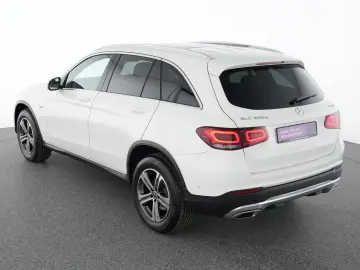 MERCEDES-BENZ GLC 300 e AMG Line Park AHK Tempo Navi Pan