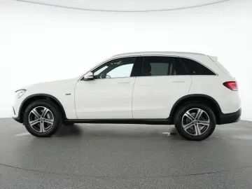 MERCEDES-BENZ GLC 300 e AMG Line Park AHK Tempo Navi Pan