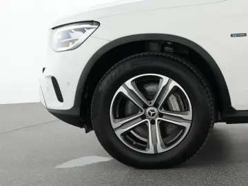 MERCEDES-BENZ GLC 300 e AMG Line Park AHK Tempo Navi Pan
