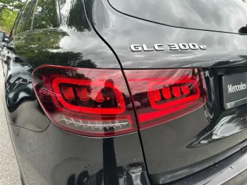 MERCEDES-BENZ GLC 300 e 4M AMG NIGHT PANO KAMERA AMBIENTE