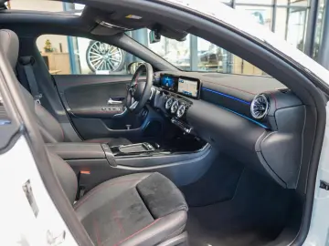 MERCEDES-BENZ CLA 220 4M AMG Line Night Pano Head-up…