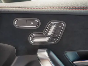 MERCEDES-BENZ CLA 220 4M AMG Line Night Pano Head-up…