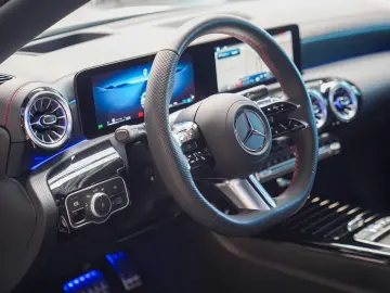 MERCEDES-BENZ CLA 220 4M AMG Line Night Pano Head-up…