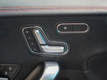 MERCEDES-BENZ CLA 220 4M AMG Line Night Pano Head-up…