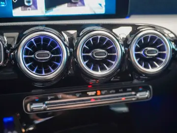 MERCEDES-BENZ CLA 220 4M AMG Line Night Pano Head-up…