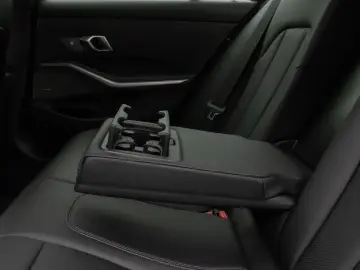 BMW 330e M Sport 360 HUD DAB H K Alarm ParkAs 19Zoll