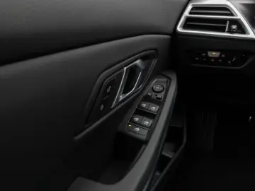 BMW 330e M Sport 360 HUD DAB H K Alarm ParkAs 19Zoll