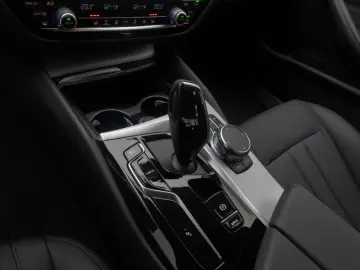 BMW 530i DriveAss Alarm DAB Kamera Leder Parkassist