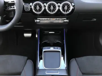 MERCEDES-BENZ GLA 220 d 4MATIC AMG ILS MBUX Burm MBeam Night