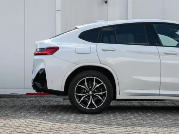 BMW X4 xDrive20i M-Sport AHK PANO ACC KoZg HuD Laser