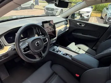VOLVO XC60 B5 AWD Plus Dark Auto