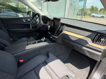 VOLVO XC60 B5 AWD Plus Dark Auto