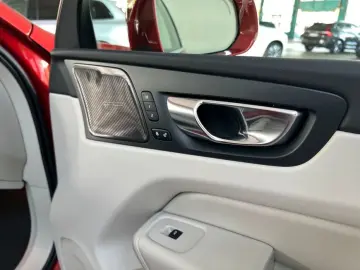 VOLVO XC60 B5 AWD Ultimate-Bright Belüftete-Massagesit
