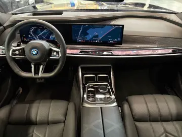 BMW M760e xDrive DA PA Prof TV HuD Massage 21  LMR