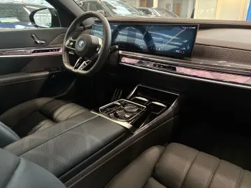 BMW M760e xDrive DA PA Prof TV HuD Massage 21  LMR