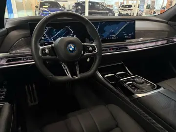 BMW M760e xDrive DA PA Prof TV HuD Massage 21  LMR