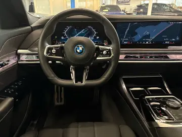 BMW M760e xDrive DA PA Prof TV HuD Massage 21  LMR
