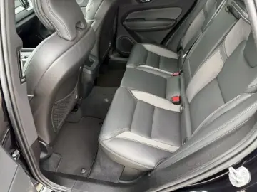 VOLVO XC60 B5 AWD Plus Black Edition elektr. AHK Rückf