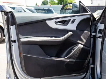 AUDI Q8 55 TFSI S-Line MATRIX PANO B&O ACC STHZG HuD