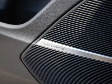 AUDI Q8 55 TFSI S-Line MATRIX PANO B&O ACC STHZG HuD