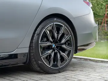 BMW M760e INDIVIDUAL.TOPZUSTAND.B&W.EX.DRIVE.5 100