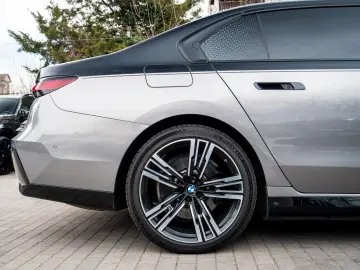 BMW i7 60 M SPORT.KRISTALL.TWO-TONE.TV.AUTOTÜR.FOND