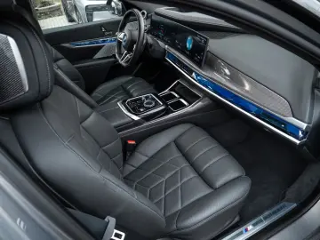 BMW i7 60 M SPORT.KRISTALL.TWO-TONE.TV.AUTOTÜR.FOND