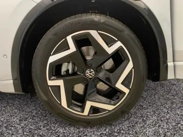 VW Tiguan R-Line TSI DSG 4M  AHK PANO STDHZ LEDER